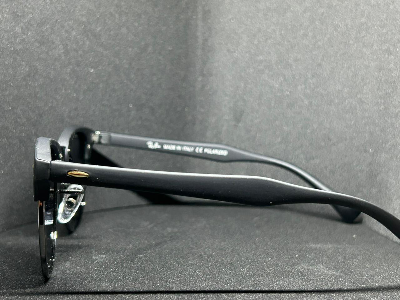 Óculos Clubmaster Classic - Preto com Detalhes Dourados